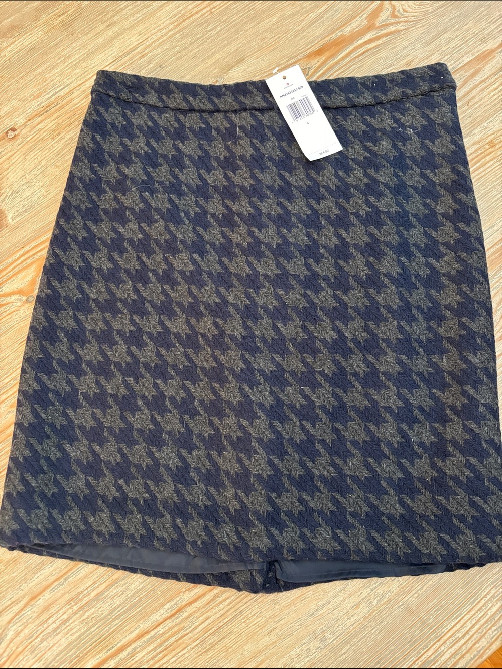 Houndstooth Knit Pencil Skirt & Peter Pan collared top in Navy/Gray